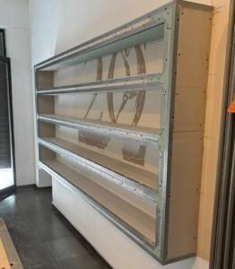 Opere d'arredo in cartongesso a Torino: struttura di una libreria su misura in cantiere con paraspigoli metallici di Absolute.